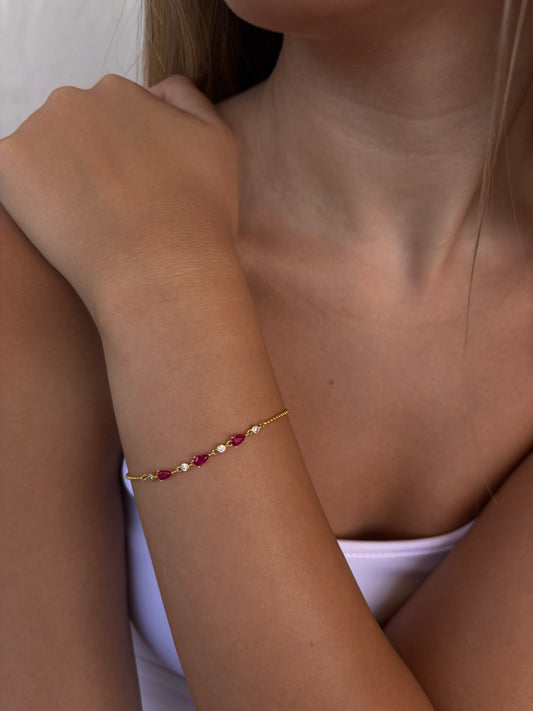 צמיד זהב עדין עם אבני רובי ויהלומים בעיצוב אלגנטי לנשים