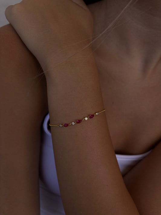 צמיד זהב דק עם אבני רובי ויהלומים בעיצוב עדין לנשים